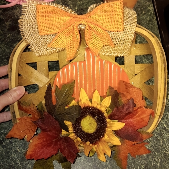 NEW FALL TOBACCO BASKET WITH PUMPKIN SUNFLOWER AND LEAVES WALL DECOR - Picture 1 of 7